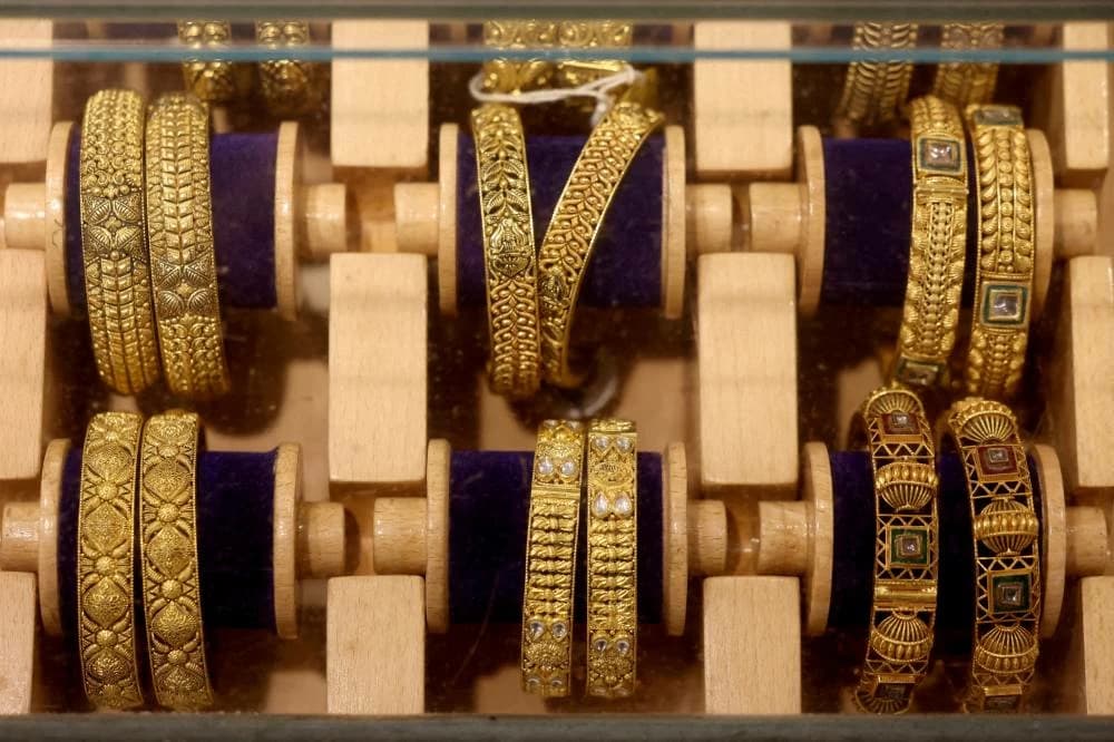 Dubai gold prices decline as global rates stabilize