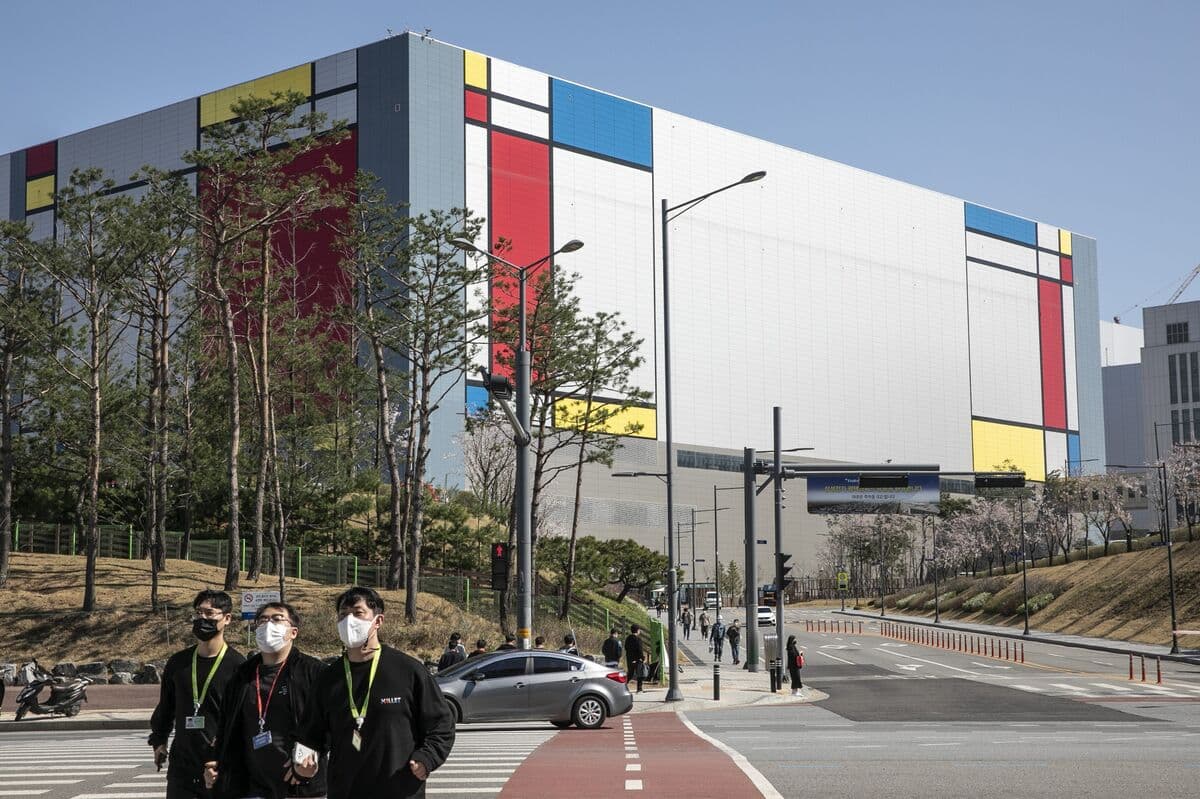Samsung Electronics reaches tentative labor agreement averting strike
