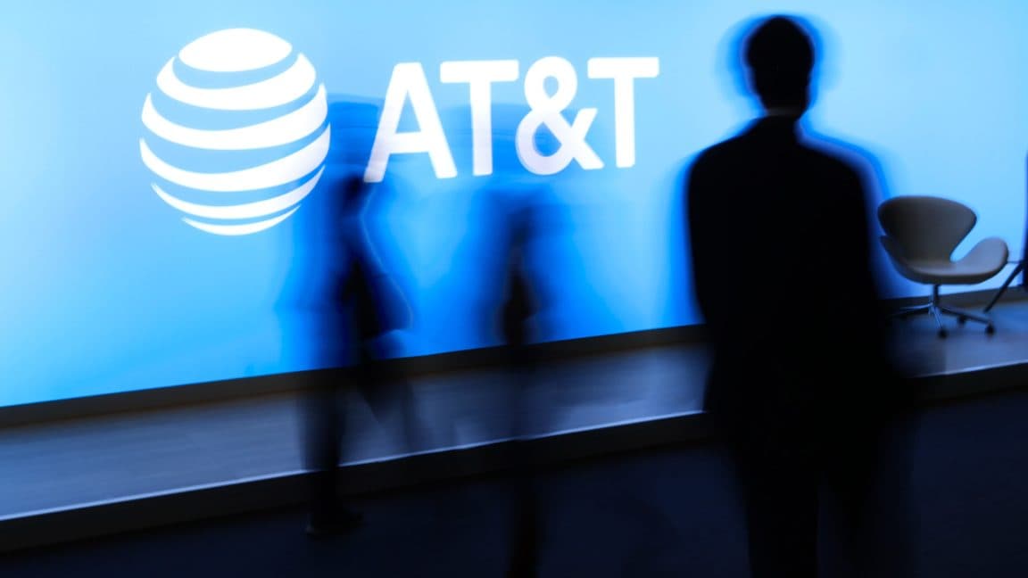 FCC approves spectrum sale to SpaceX and AT&T amid criticism from smaller carriers