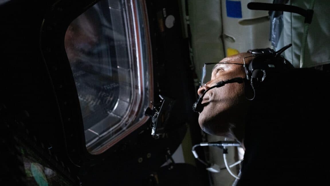 Artemis II Mission Successfully Completes Crewed Lunar Flyby and Splashdown