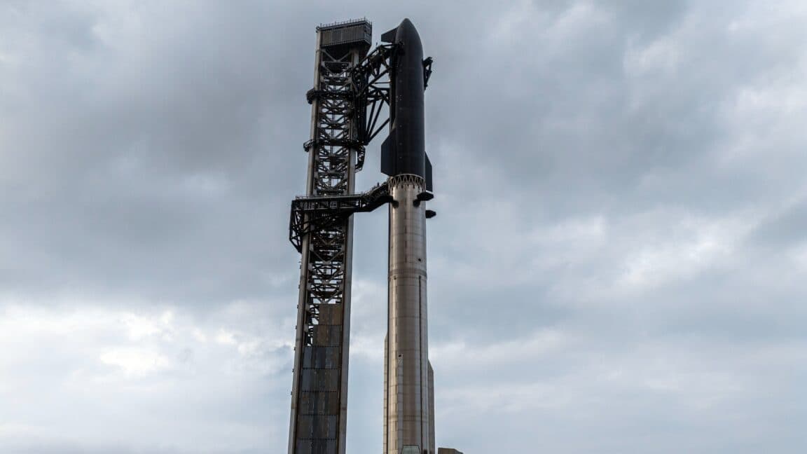 SpaceX Starship V3 Launch Delayed Due to Hydraulic Failure