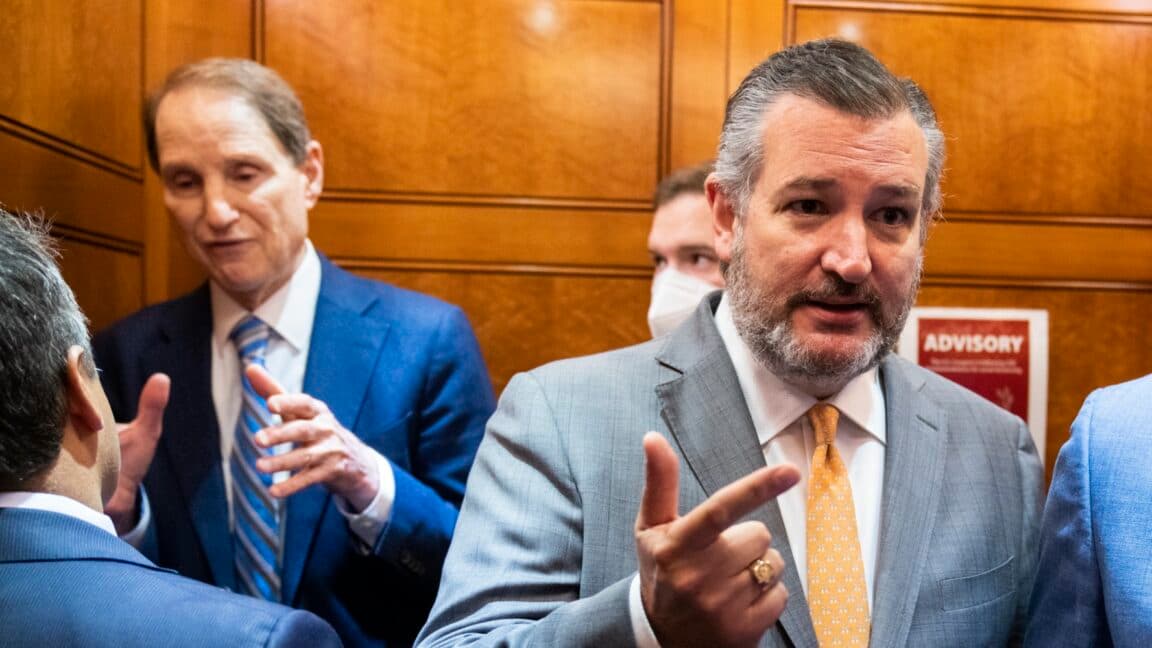 Senators Cruz and Wyden introduce the JAWBONE Act to combat government censorship.