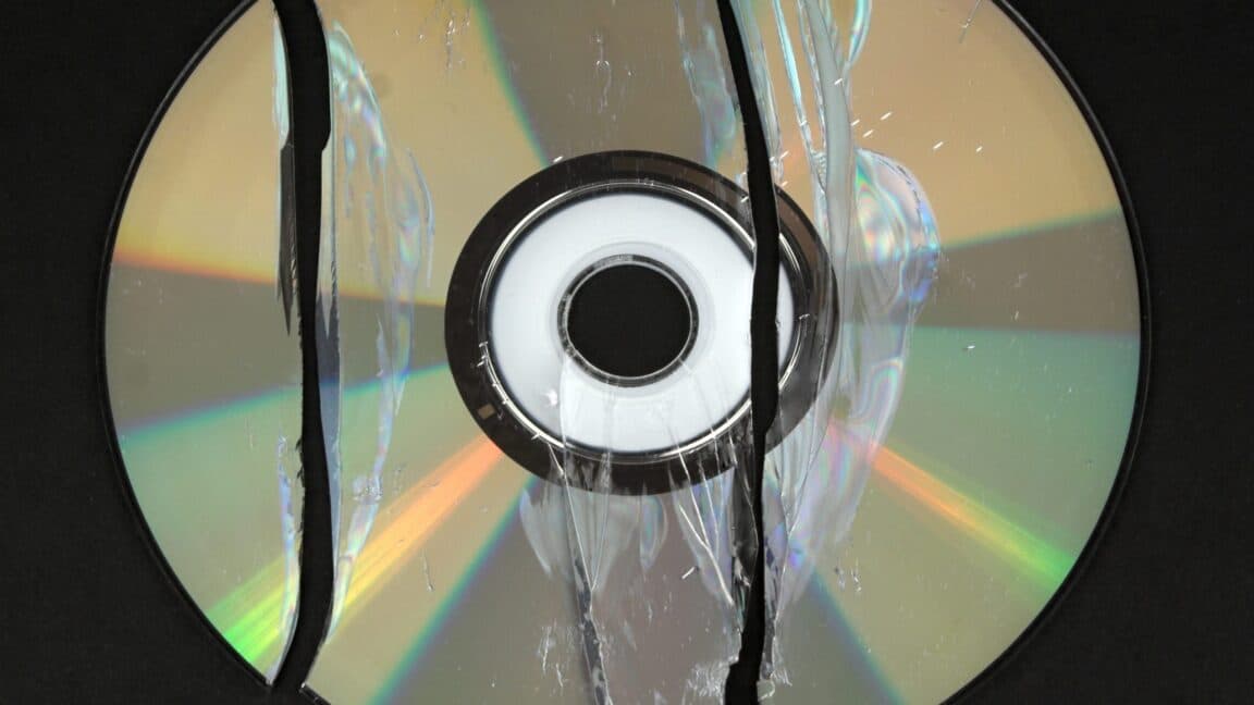 Infographic showing Xbox's disc-to-digital program features and benefits for gamers.