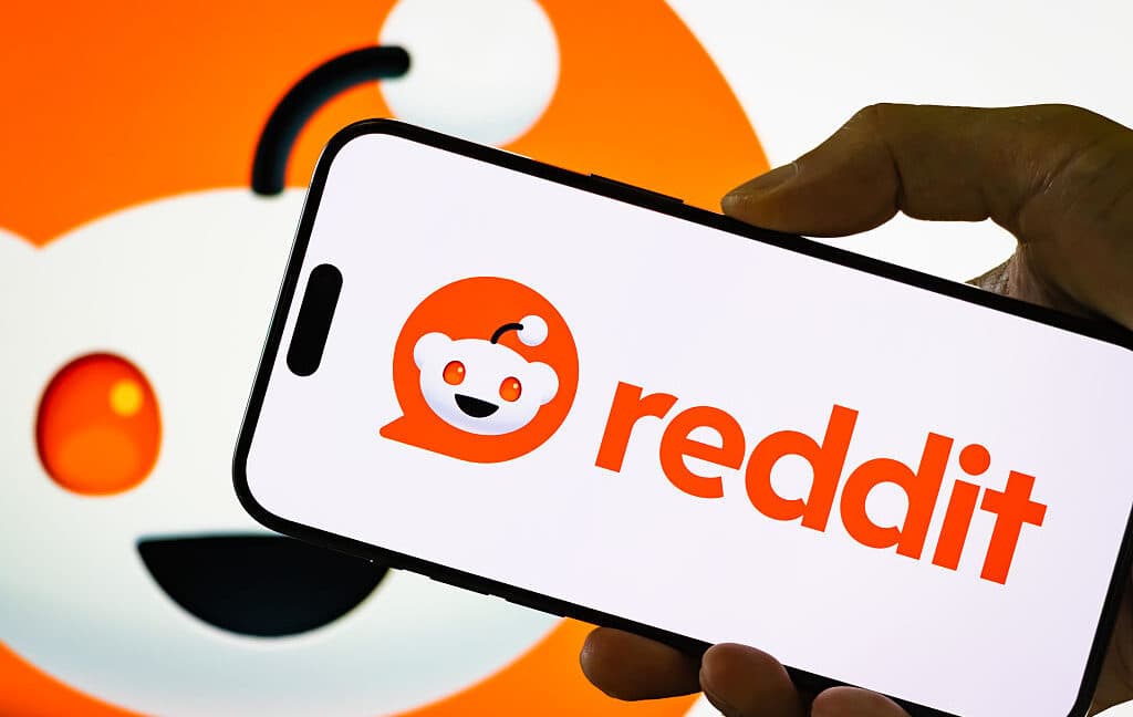 A graphic showing Reddit's six-month usage rule for Old Reddit access and its implications for users.