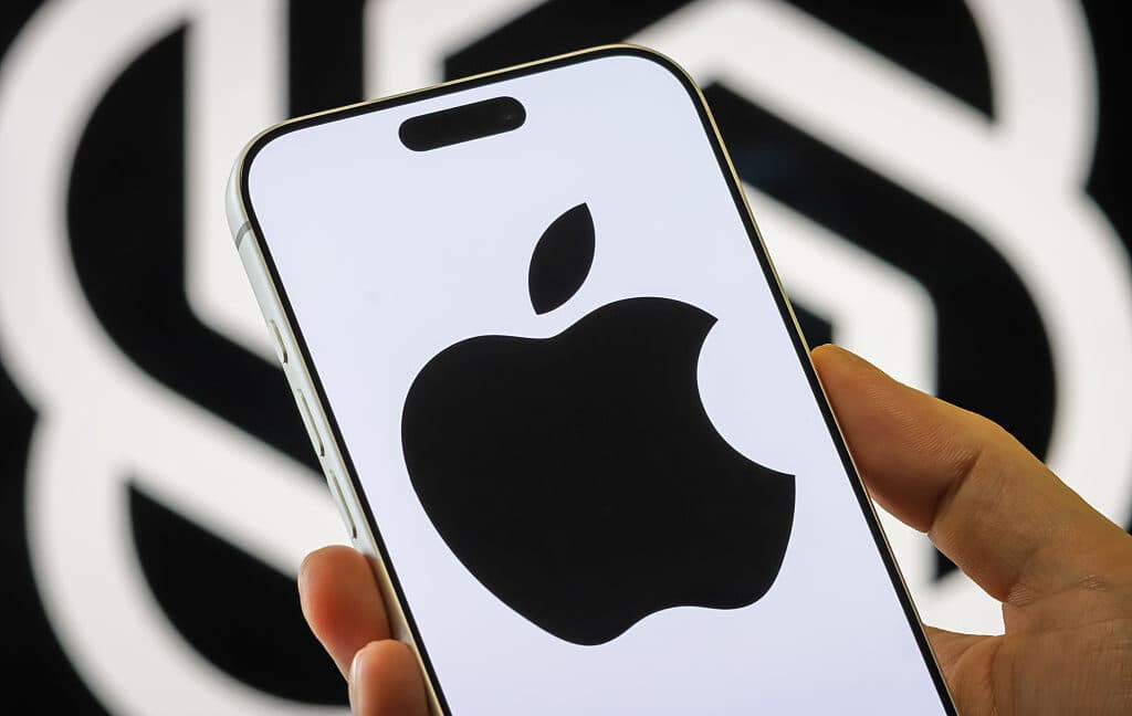 Infographic detailing Musk's antitrust claims against Apple and ongoing lawsuit against OpenAI.