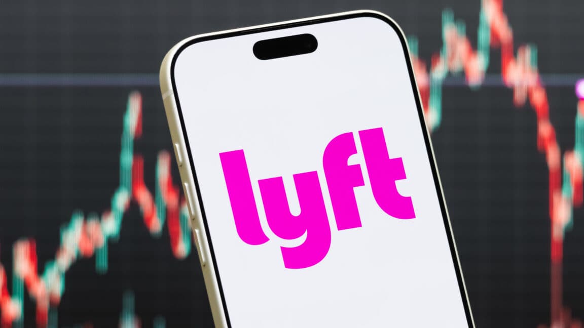 Infographic showing Lyft's $272.5 million settlement and its impact on gig workers and labor laws.