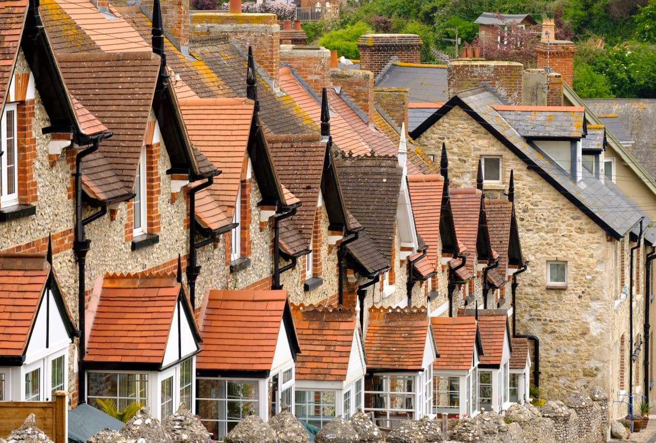 UK House Prices Decline Amid Middle East Conflict and Rising Mortgage Rates