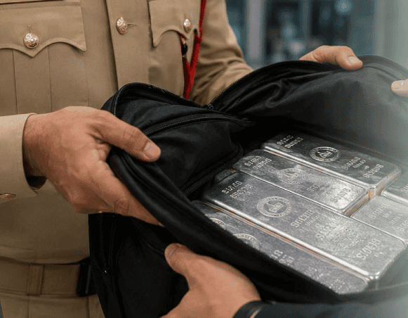 Dubai Police returning a lost handbag containing silver bars at the airport.