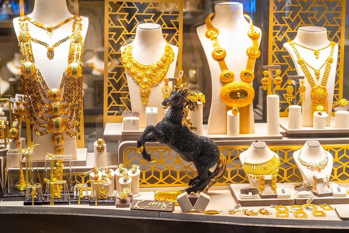 Gold prices in Dubai decline as US dollar strengthens