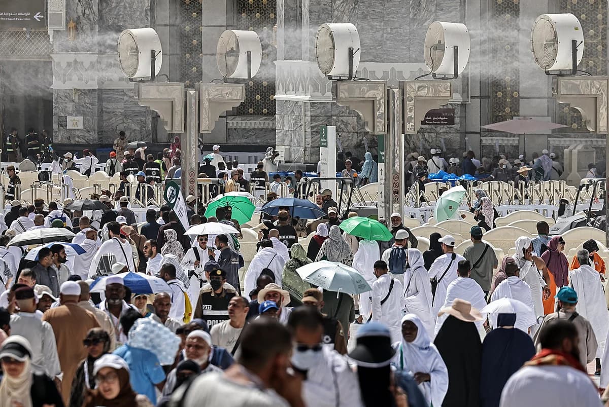 Pilgrims in Mecca coping with extreme heat during Hajj 2026