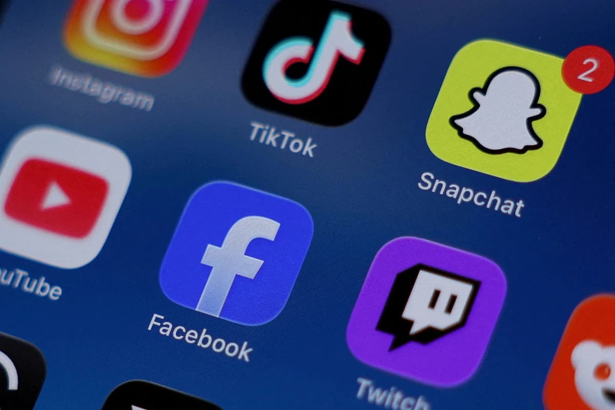 Infographic showing the global impact of the Facebook and Instagram outage on users and businesses.
