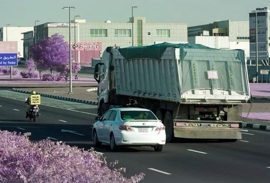 Sharjah Police arrest a truck driver for obscuring license plate