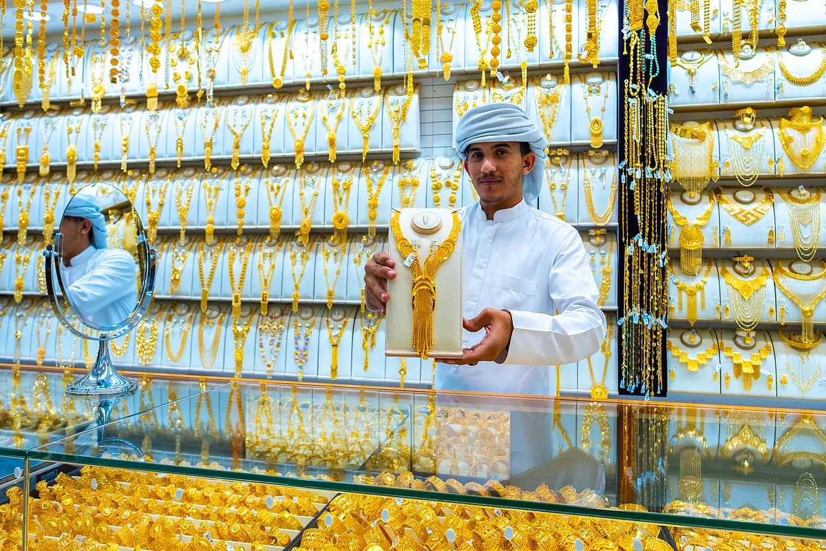 Dubai gold prices decline as global rates stabilize