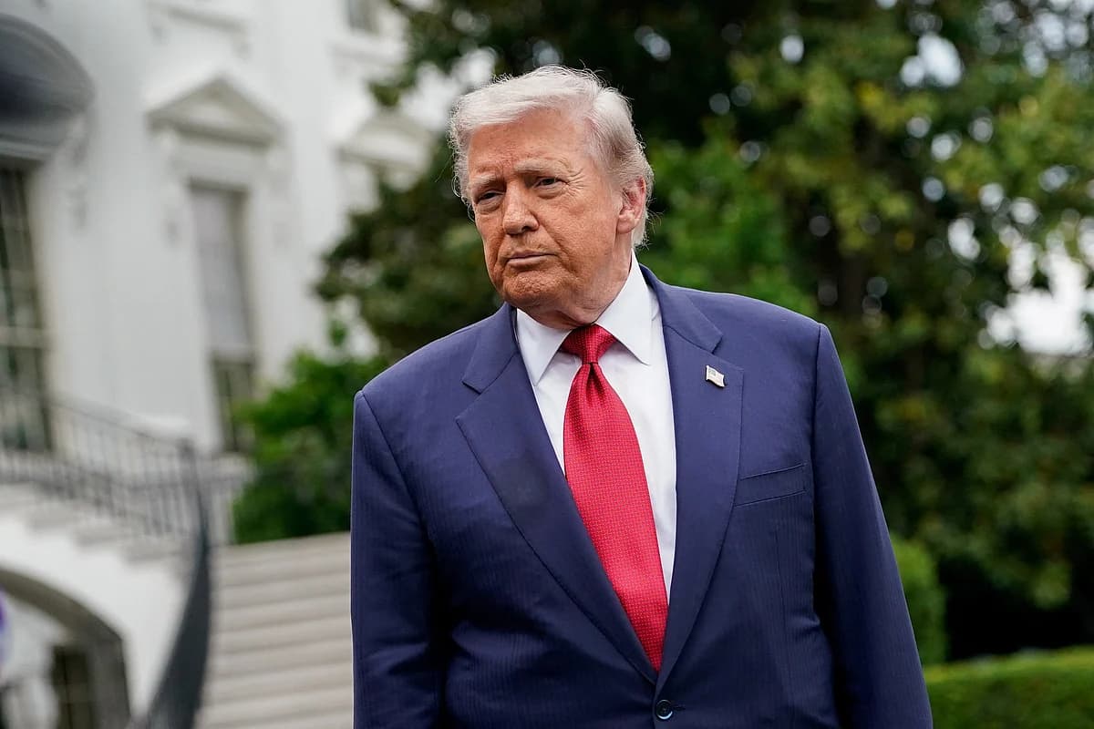 Infographic showing the economic impacts of Trump's operation against Iran on global trade and financial networks.