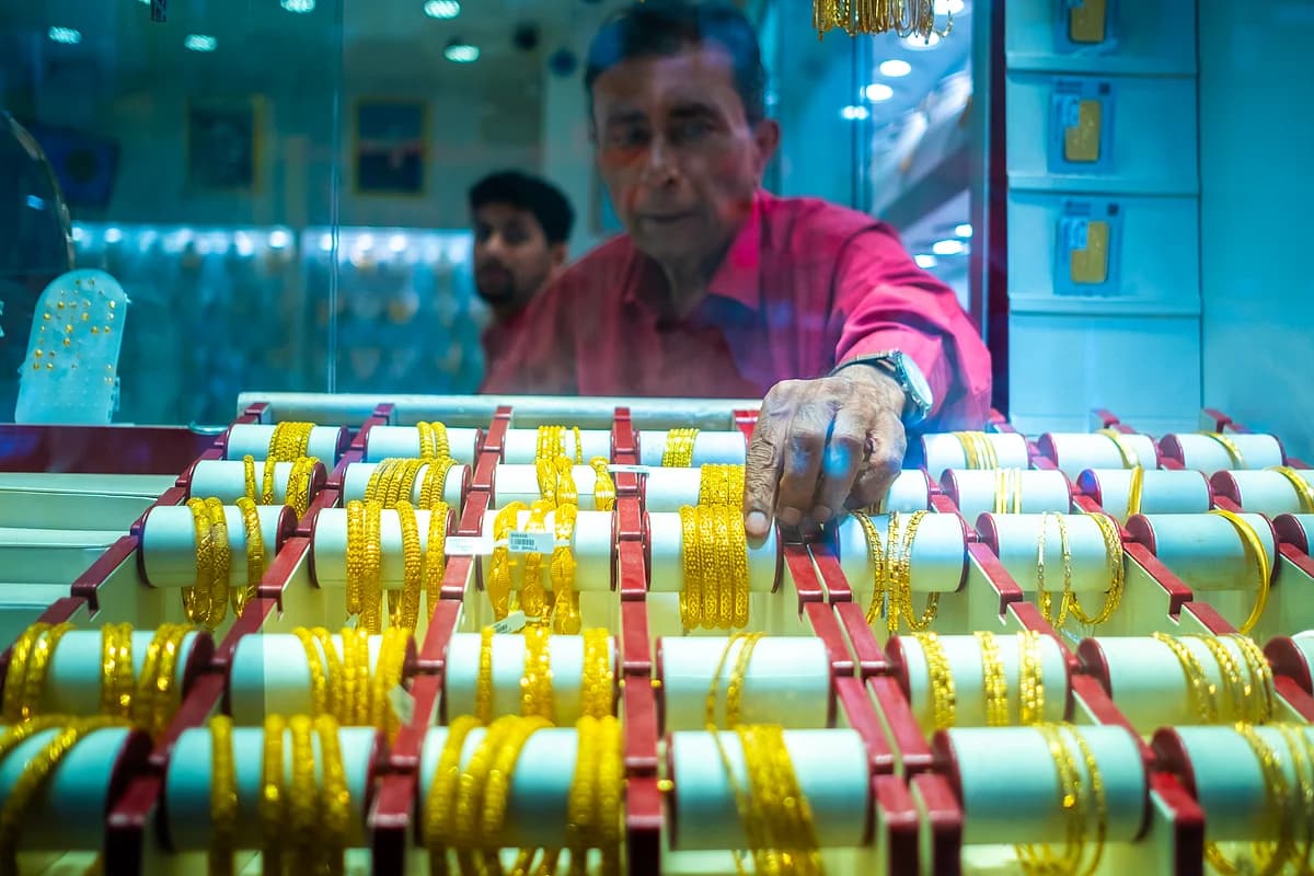A graphic showing the decline in Dubai's 22K gold prices, emphasizing the Dh499.25 rate.