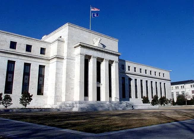 A graphic illustrating the US Federal Reserve's interest rate hike and inflation trends.