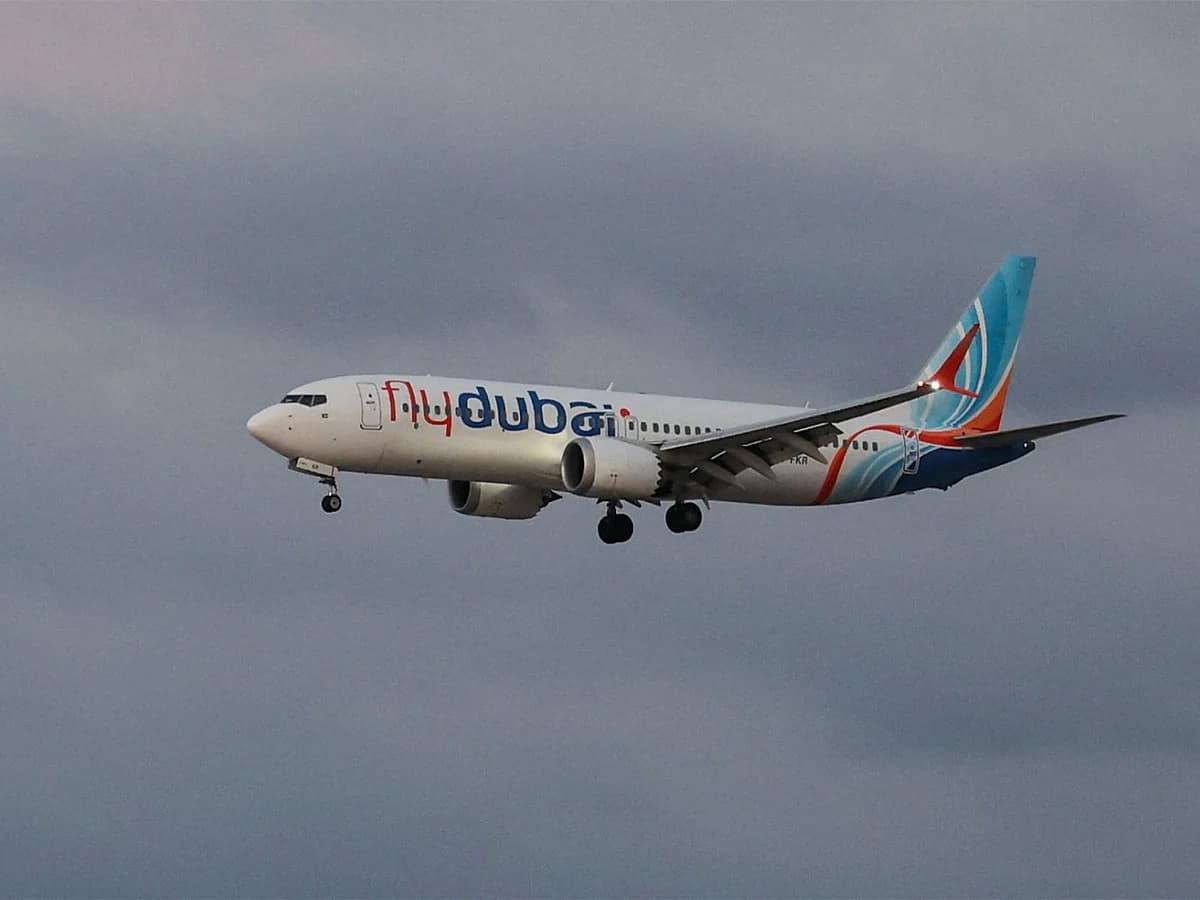 Infographic showing the flight path and altitude drop during the Flydubai FZ1073 cockpit altercation.