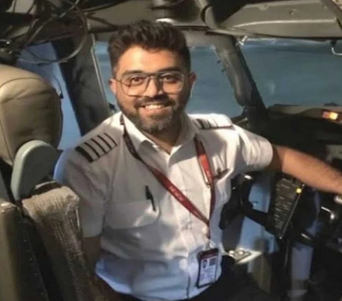 Infographic detailing the Flydubai cockpit assault incident and its implications for aviation security.