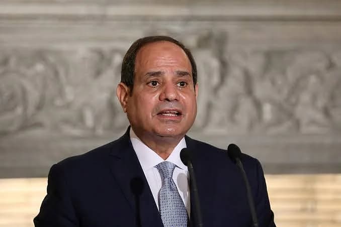 Egyptian President Sisi addressing military officials about potential defense assistance to Saudi Arabia amid Houthi threats.
