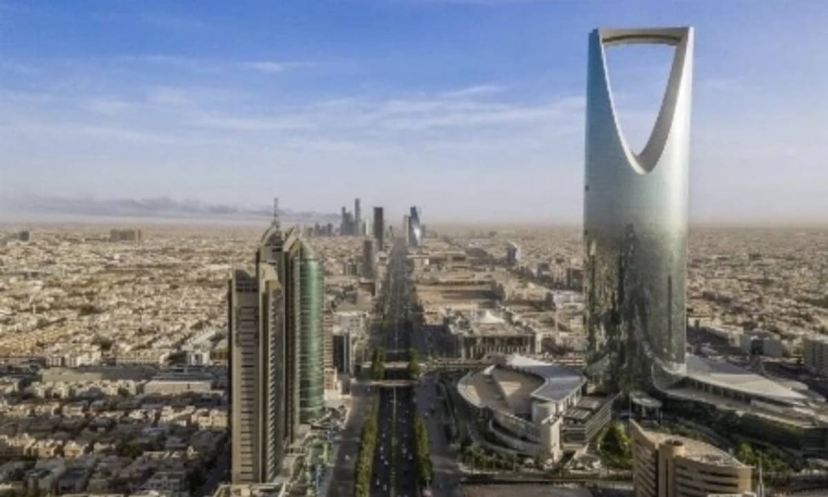 A busy street in Riyadh showcasing traffic congestion before the flexible working hours initiative.