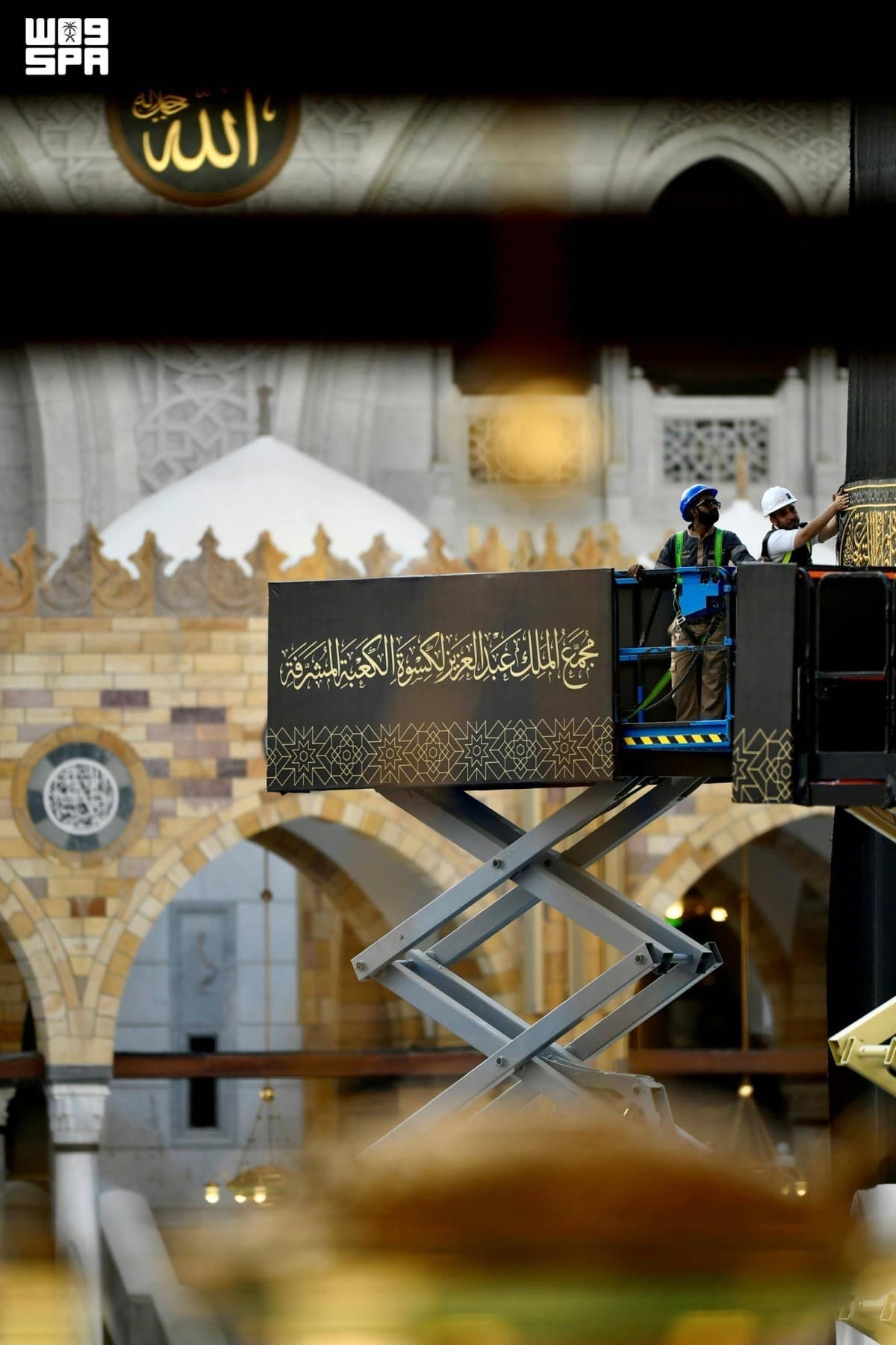 Annual replacement of the Kaaba's covering begins in Saudi Arabia