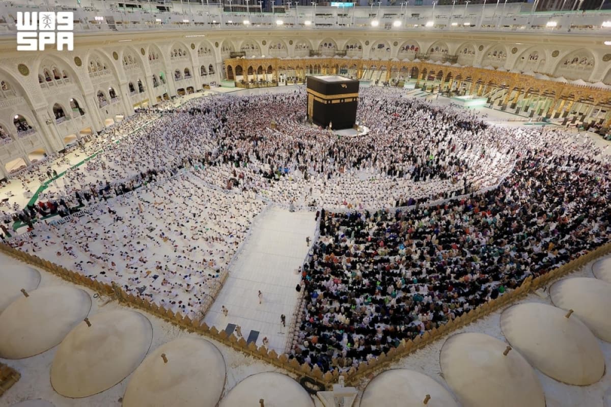 Worshipers entering Hijr Ismail at the Grand Mosque during designated times.