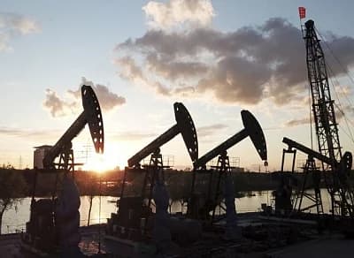 A chart showing the rise in Brent crude prices due to the Saudi pipeline outage and geopolitical tensions.