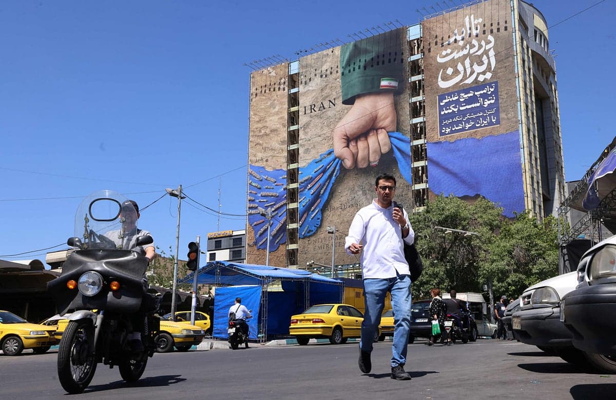 Iran Issues Warning of Severe Retaliation Against US Sanctions Amid Hormuz Tensions