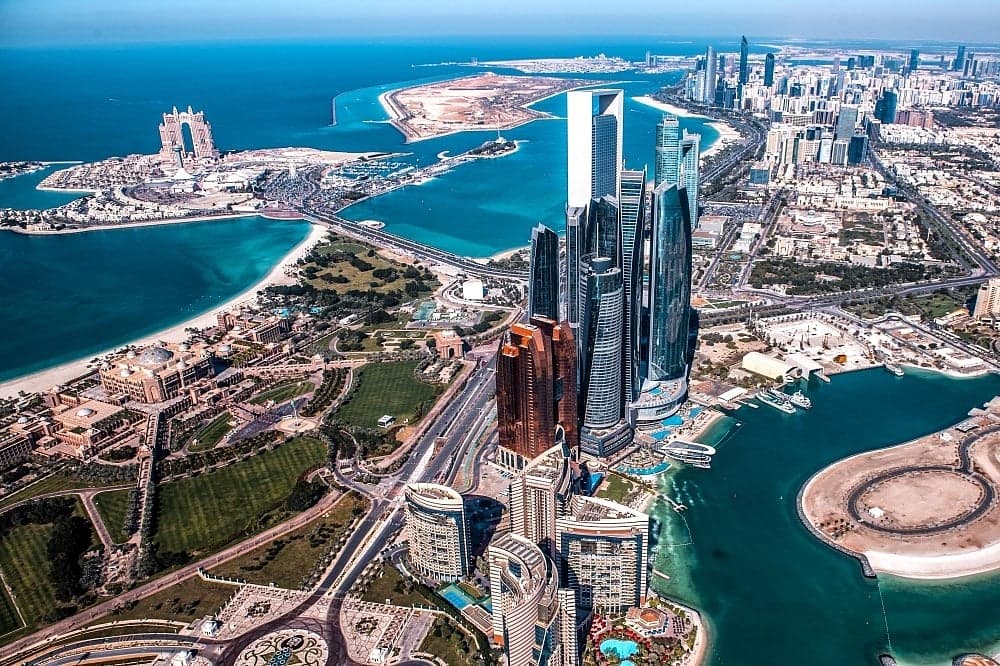 Graph showing the rise in business and freelance licences in Abu Dhabi for Q1 2026.