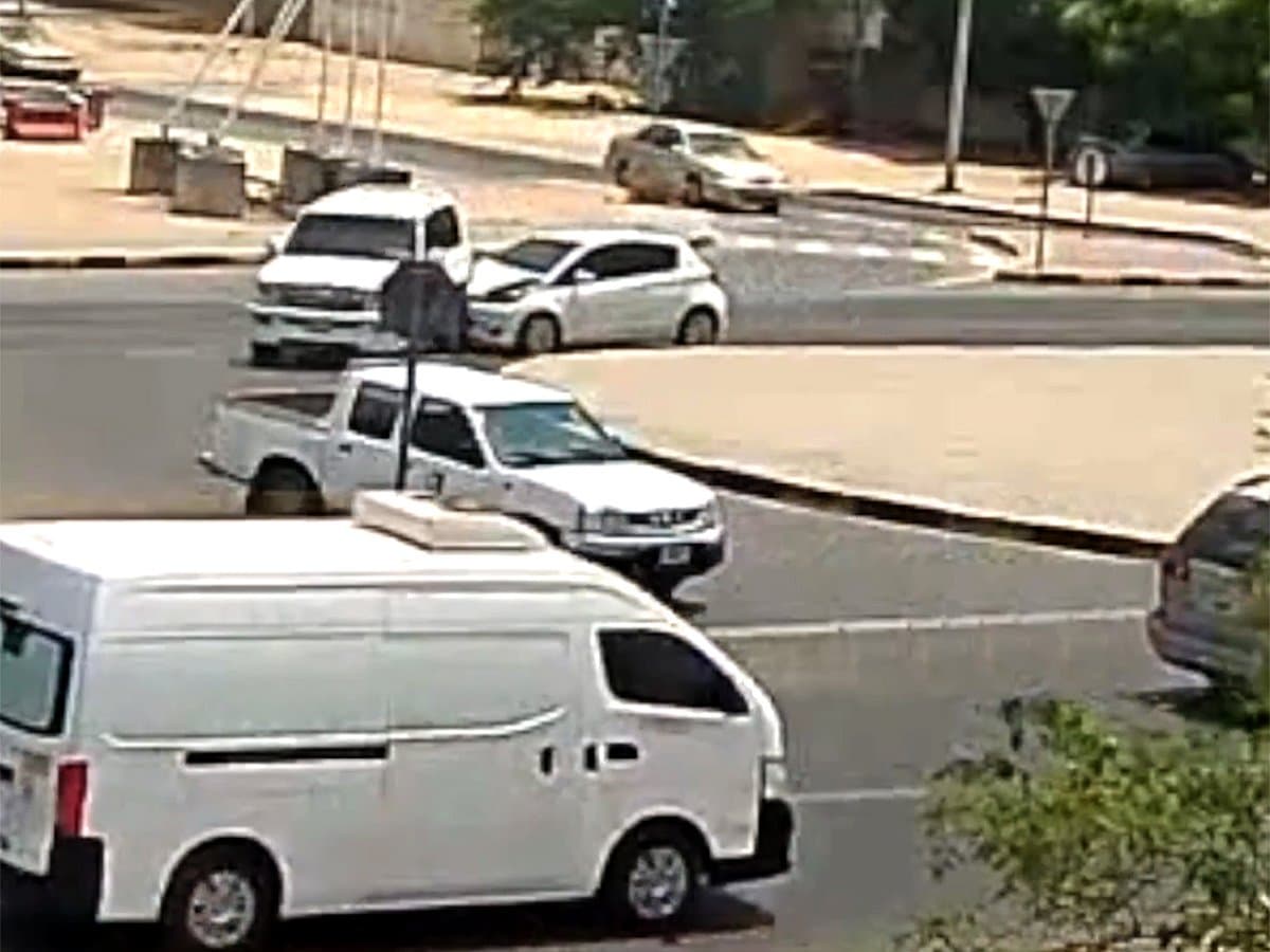 Abu Dhabi Police warning about traffic safety and stopping in lanes