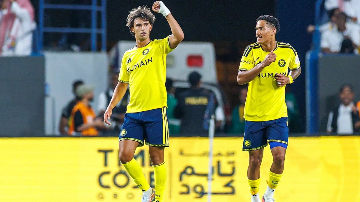 Al Nassr players celebrating their victory against Al Fateh in the Saudi Pro League.
