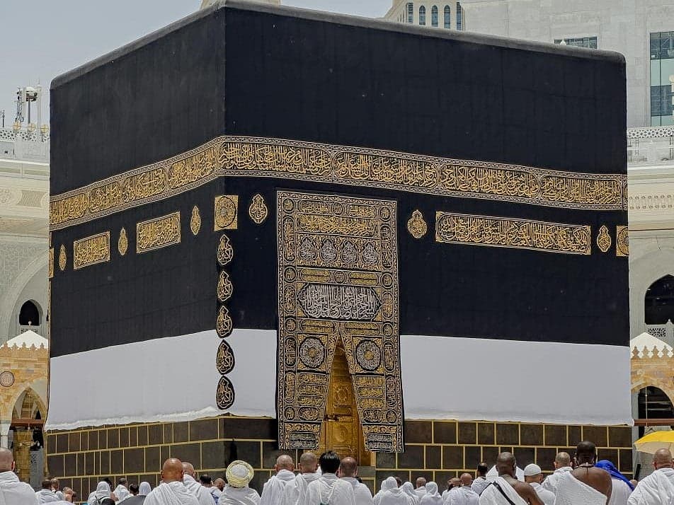 Infographic showing early planning for Hajj 2027 with over 75 countries involved.
