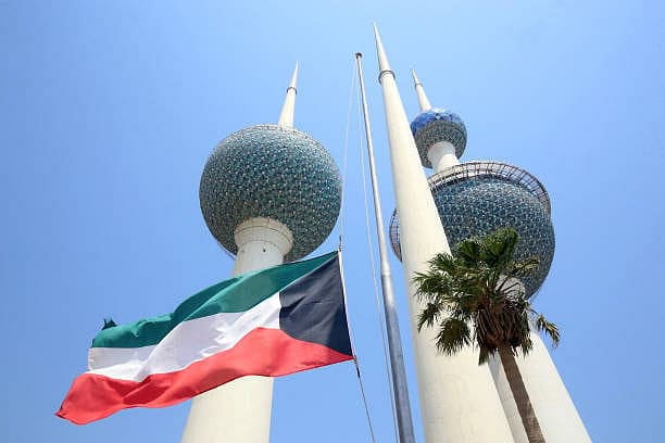 Infographic showing the impact of Kuwait's nationality law amendments on naturalised citizens and expatriate dynamics.