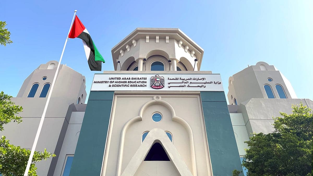 Infographic illustrating UAE's new scholarships for online programs at top global universities.