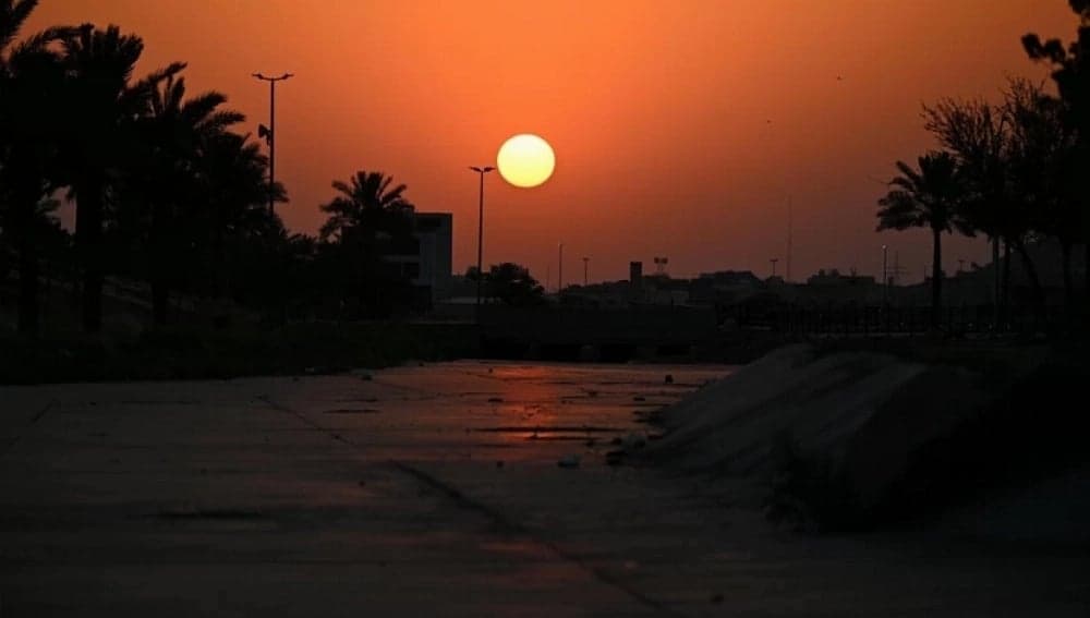 A visual representation of Saudi Arabia's transition from summer to autumn, focusing on temperature changes and rainfall data.