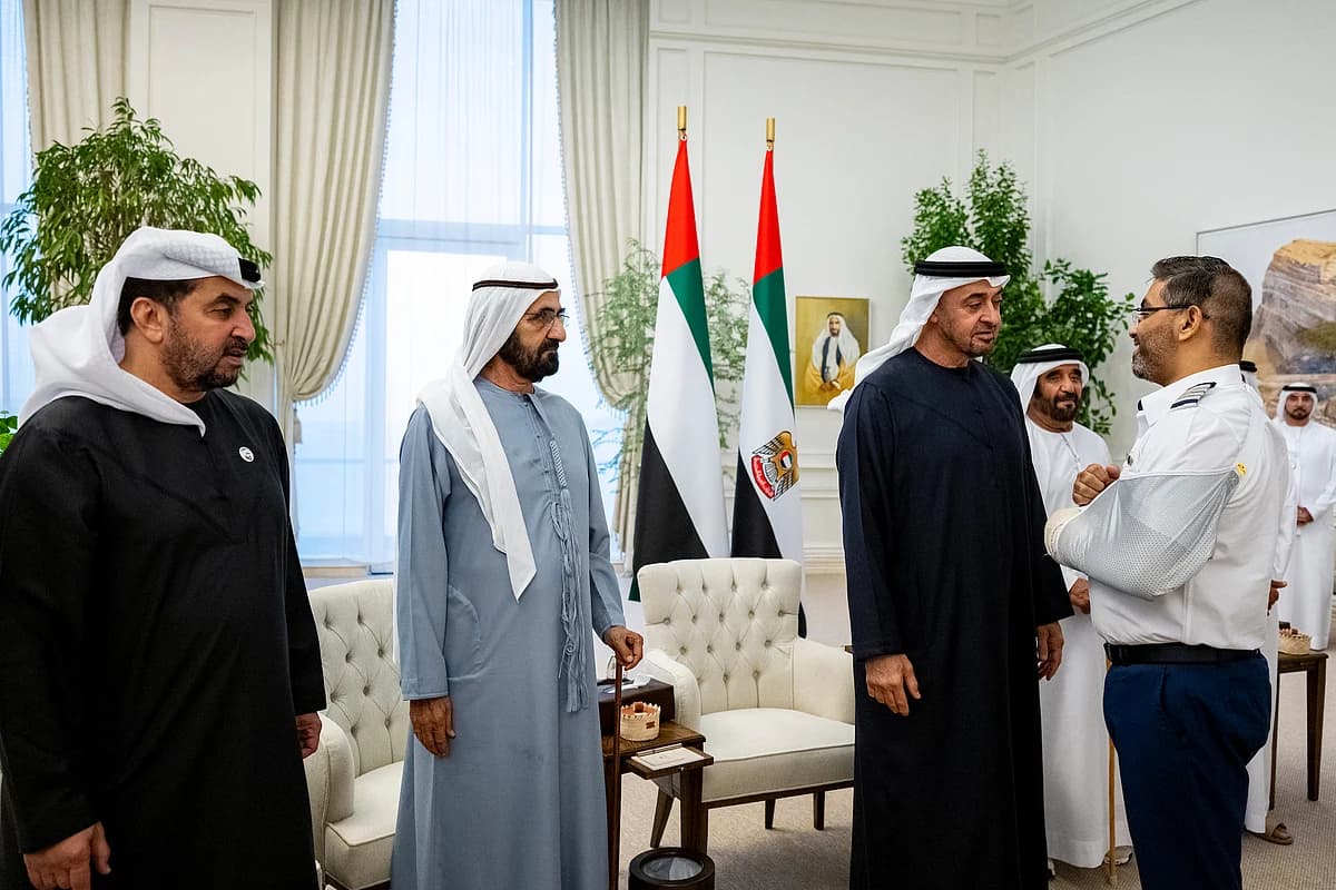 UAE leaders presenting the First Class Order of Zayed II to flydubai flight crew members at the Presidential Court