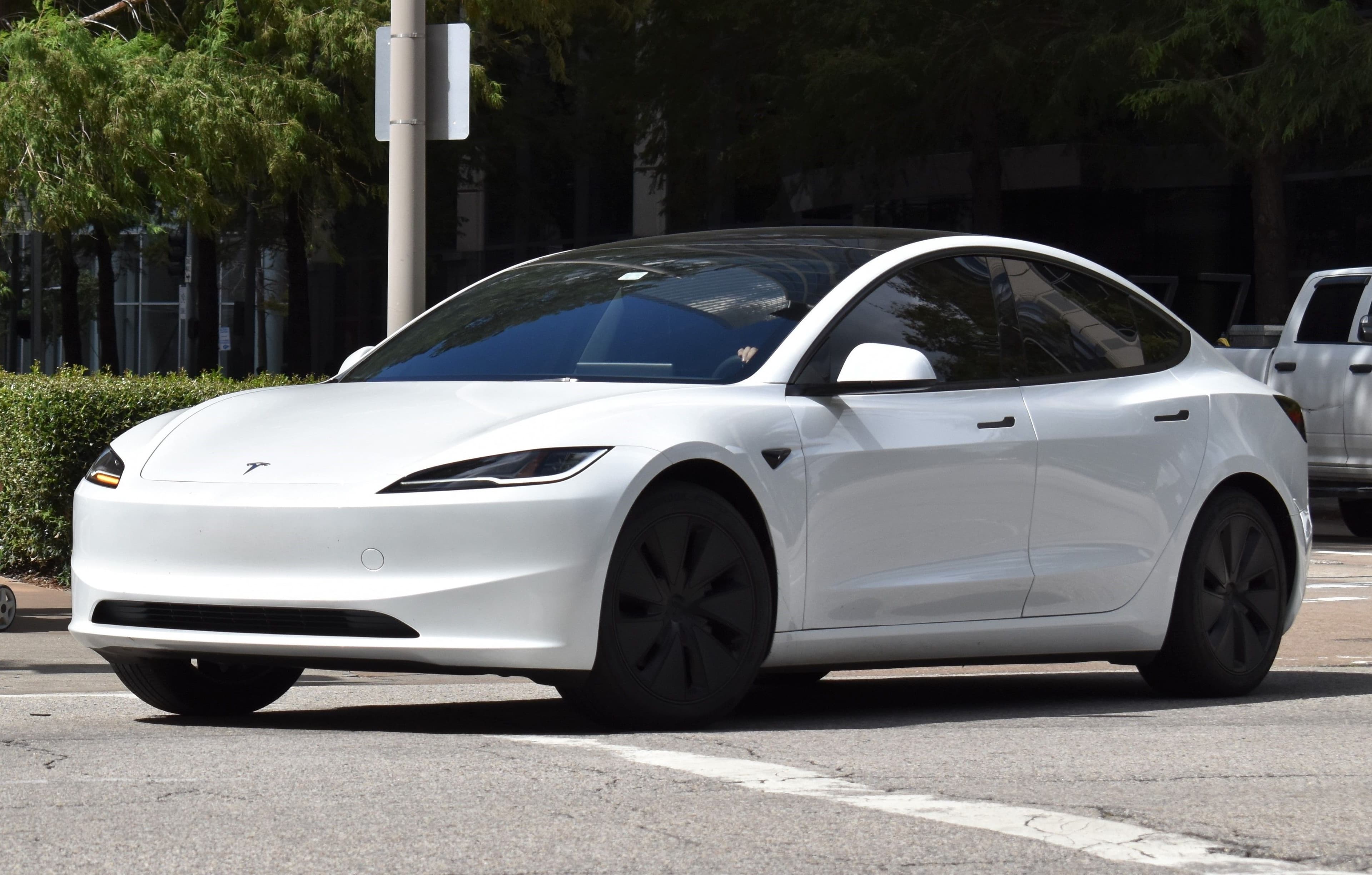 Tesla Faces Legal Challenges Over Full Self-Driving Technology After Fatal Incidents