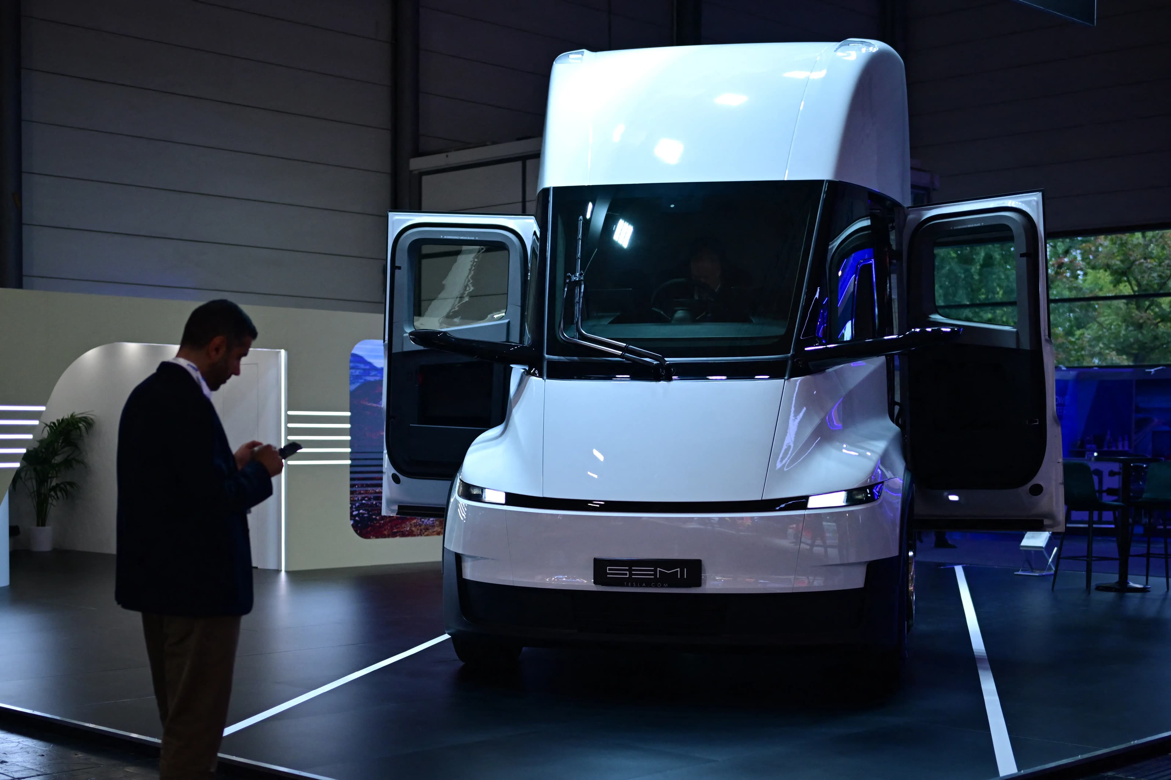 Tesla Begins High-Volume Production and Deliveries of Electric Semi Truck