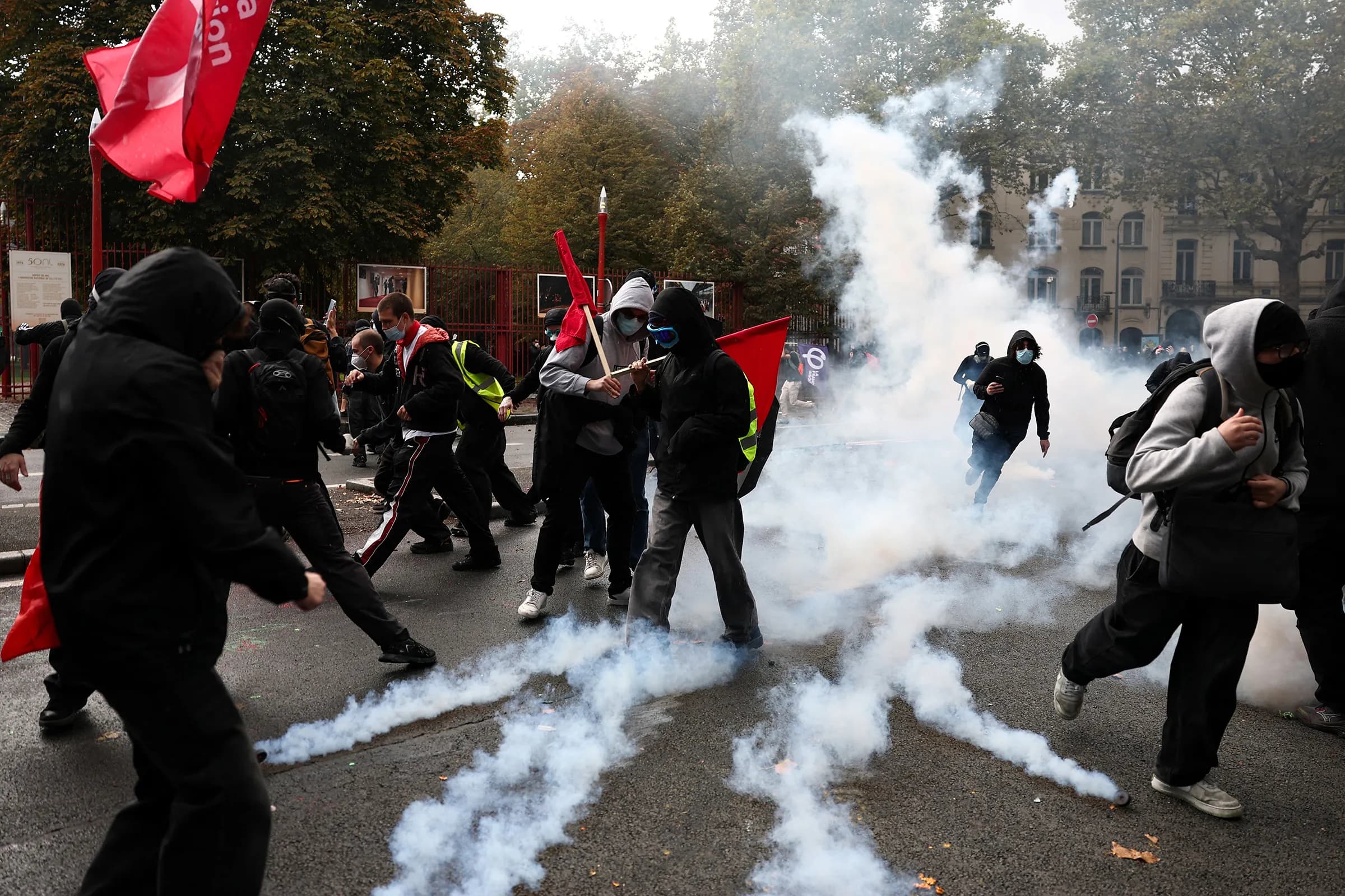 A visual representation of France's emergency content moderation measures during protests, highlighting key platforms and government actions.