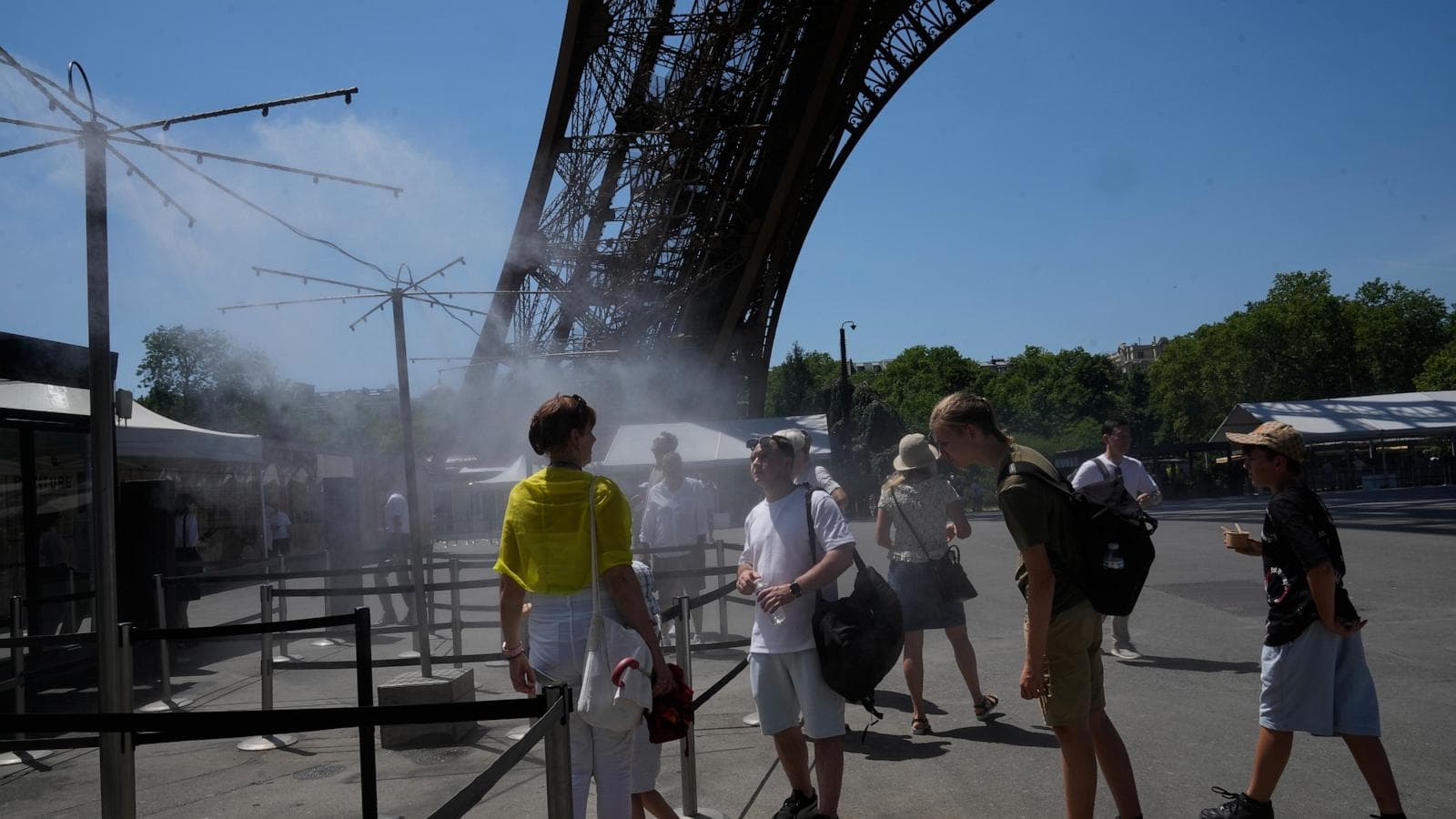A street scene in France during the Fête de la Musique with a heatwave warning.