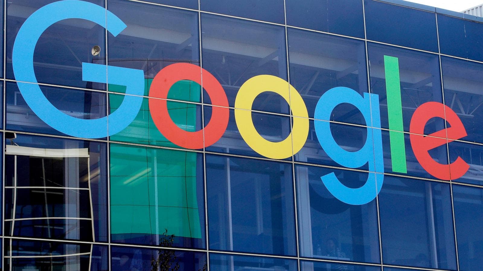 Infographic detailing Google's €403 million fine for GDPR violations and its implications for data compliance.
