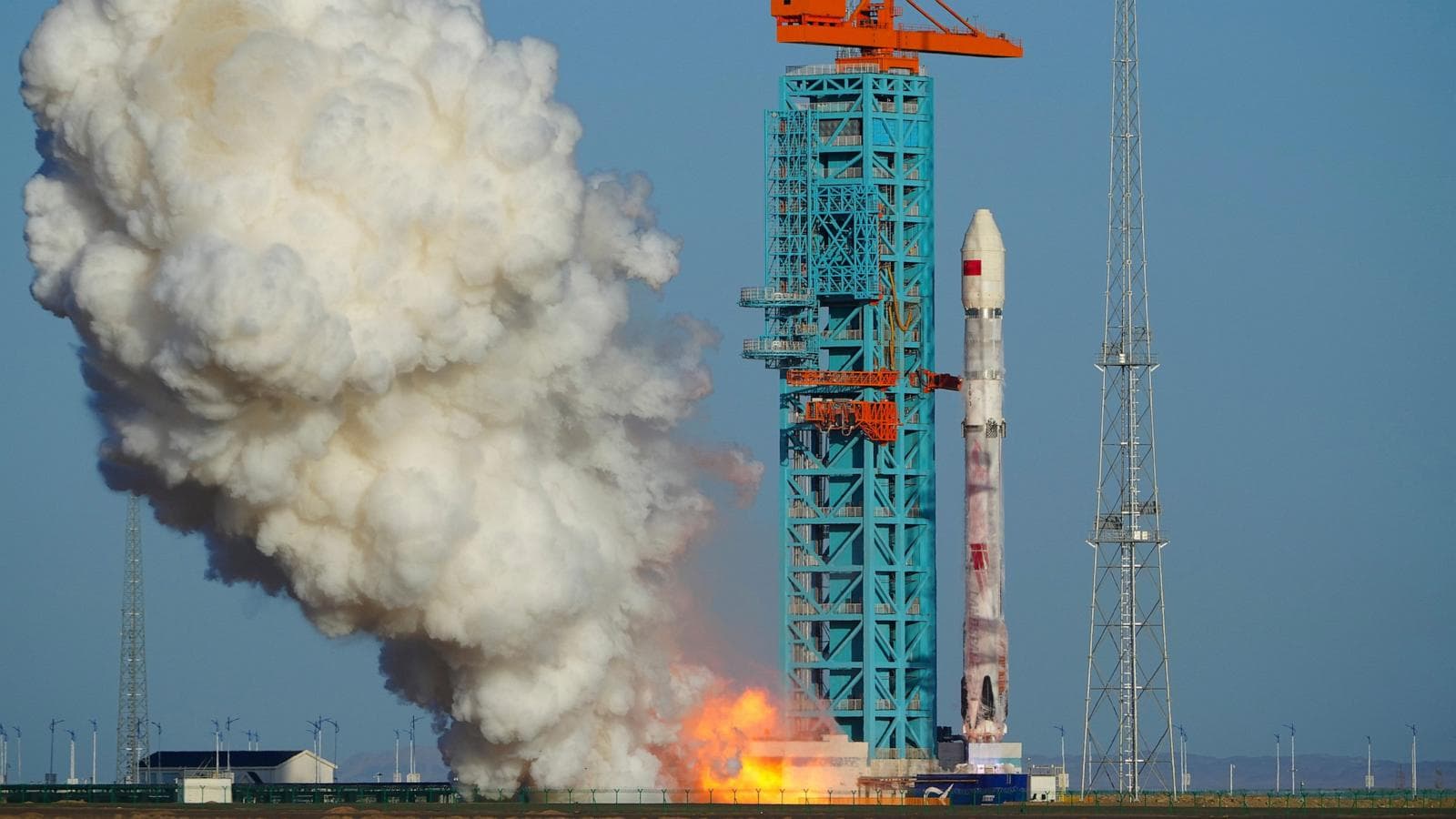 Infographic showing China's Zhuque-3 rocket launch and booster recovery, highlighting advancements in reusable technology.