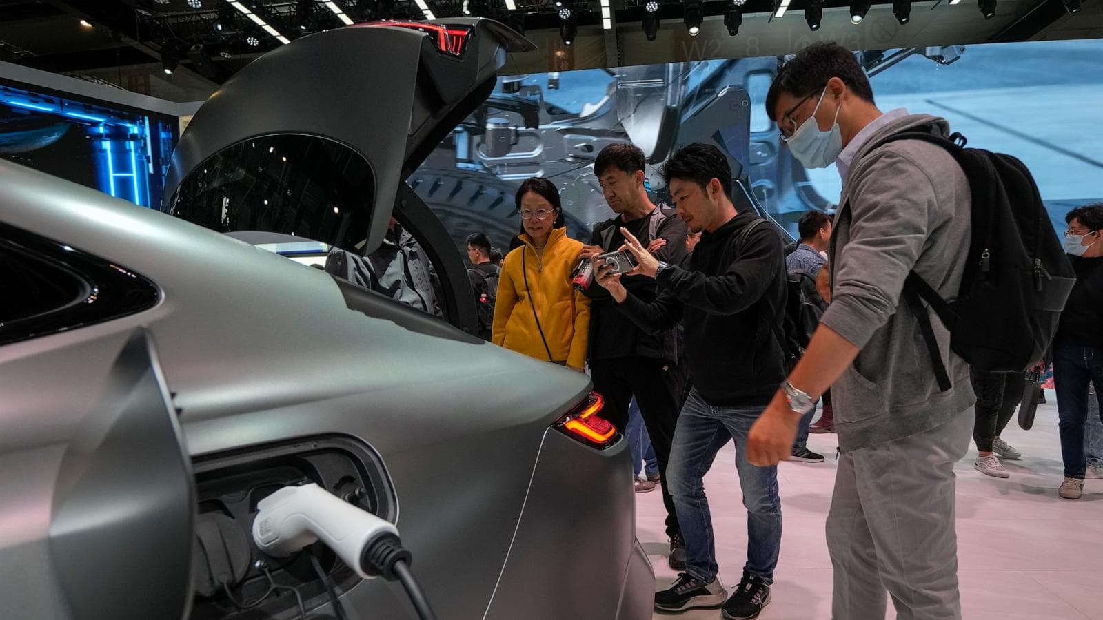 Infographic showing charging times of Chinese EV manufacturers' ultrafast charging technology.