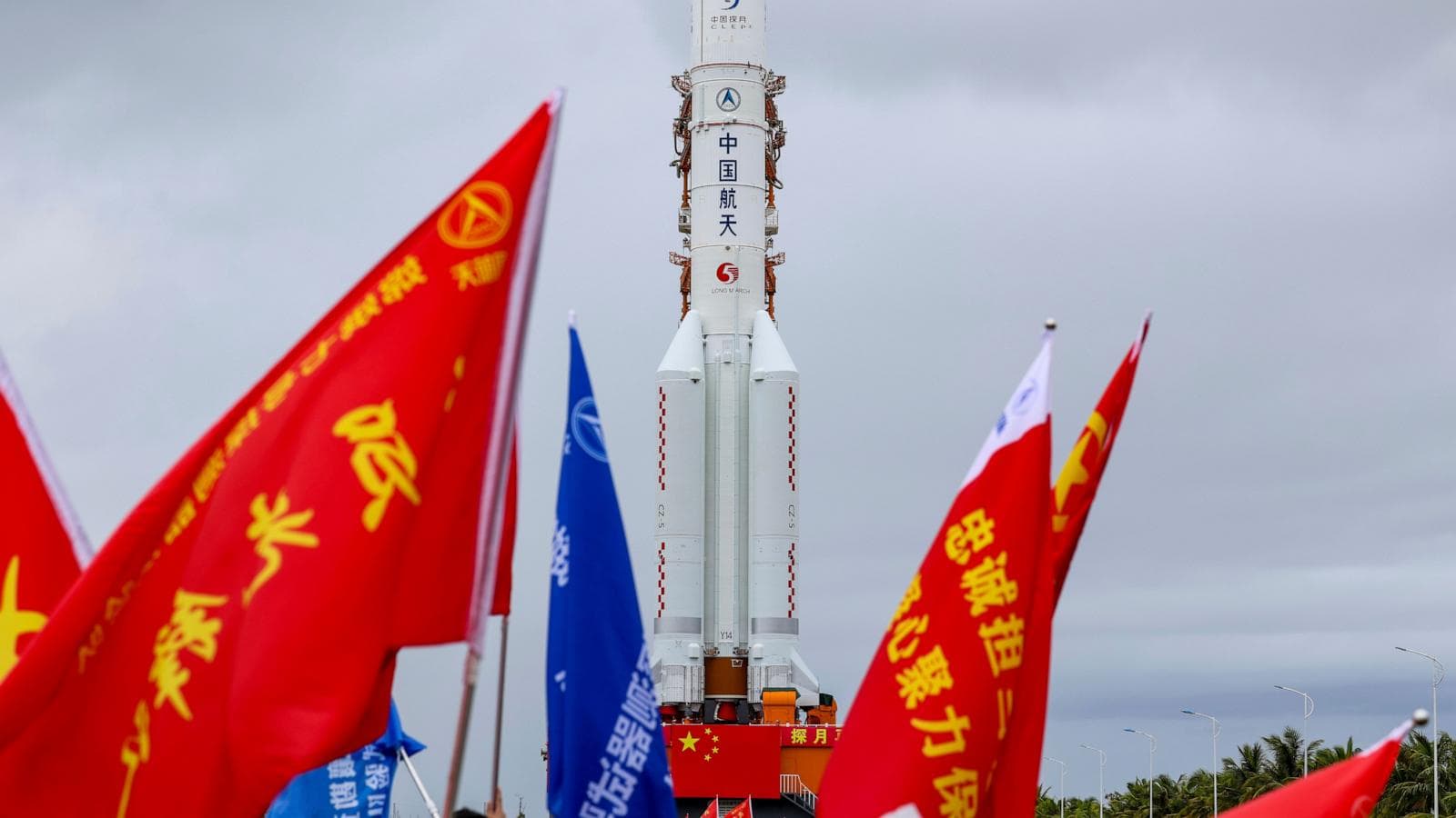 Infographic detailing the Chang’e-7 lunar mission components and its postponed launch timeline.