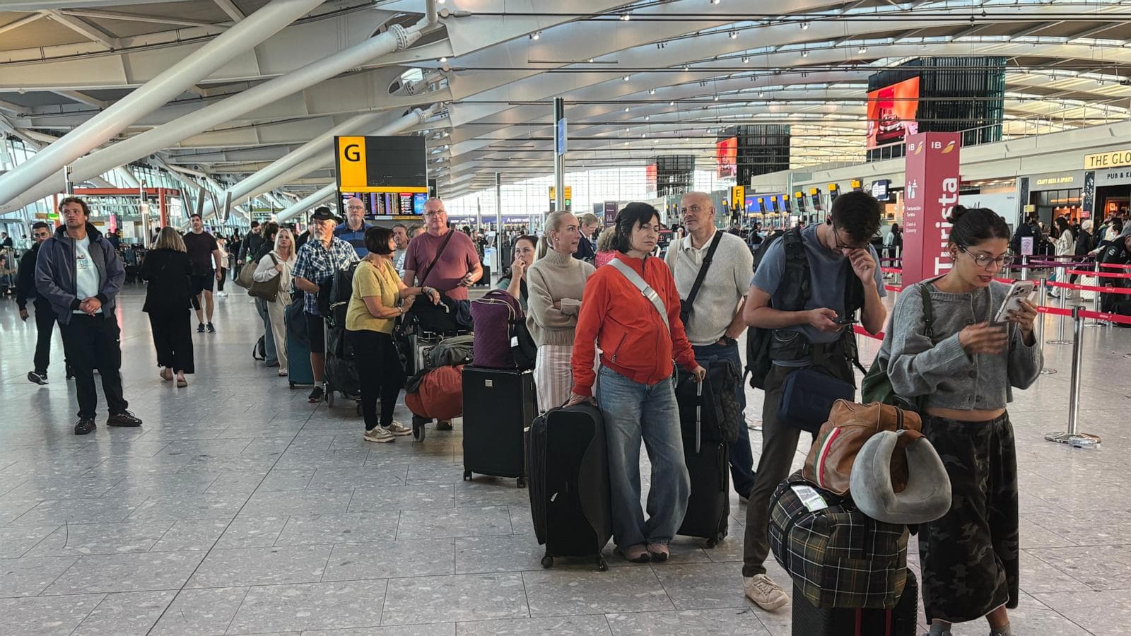 Infographic detailing the timeline and impact of the UK flight disruptions caused by a software defect.