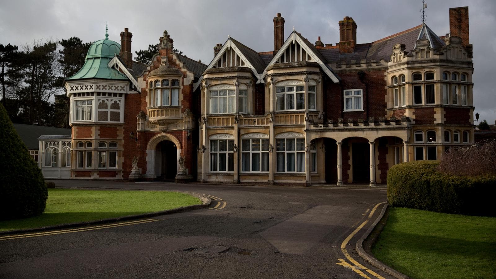 UK intelligence officials discussing cybersecurity threats from Russia.