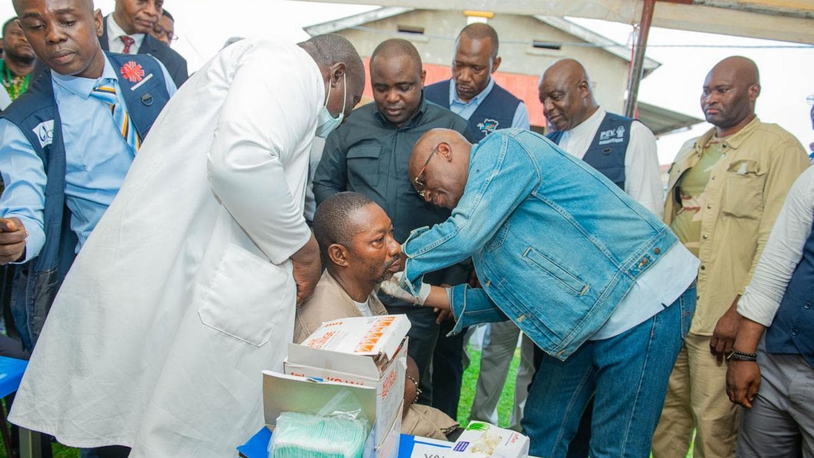 Infographic showing the spread of the Ebola outbreak in Congo and vaccination efforts with the Ervebo vaccine.