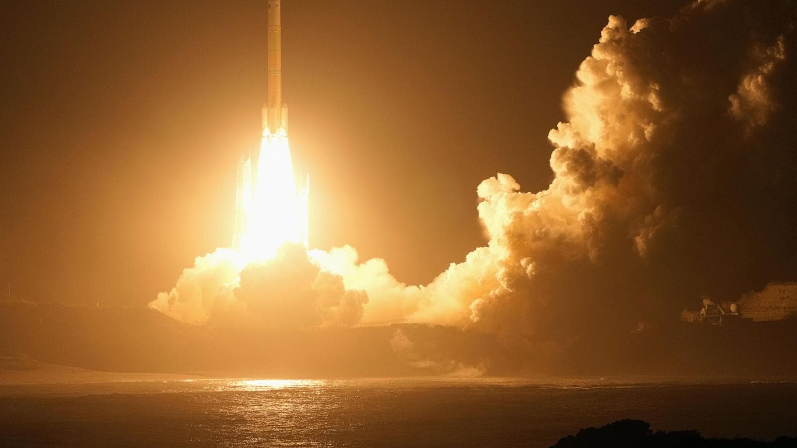 An illustration of the MMX spacecraft on its journey to Mars' moon Phobos, highlighting its mission objectives.