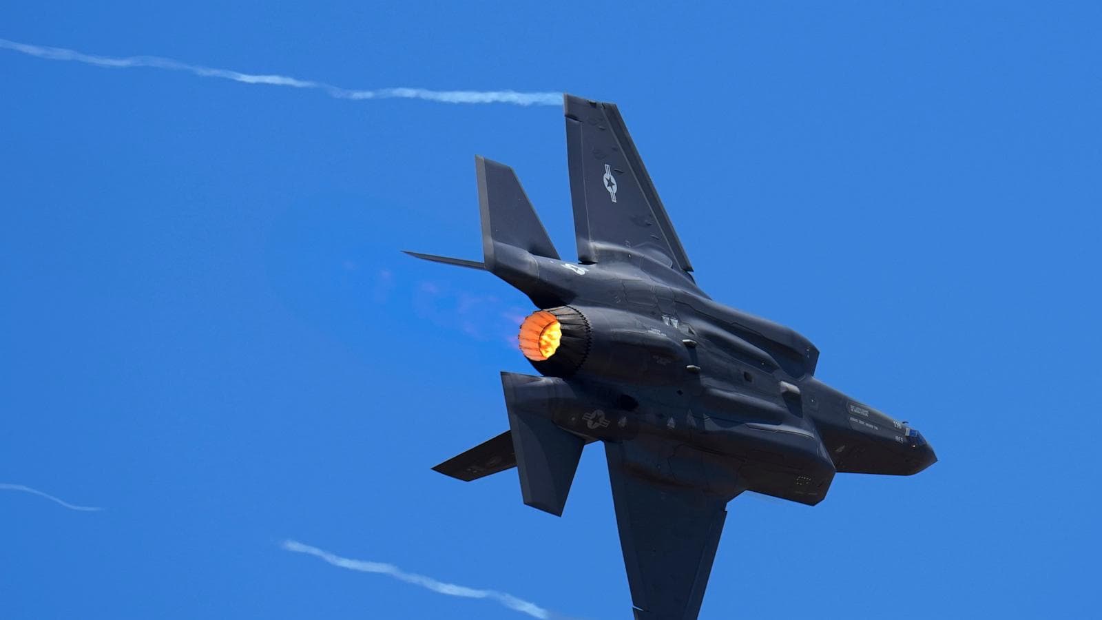 Infographic illustrating the Pentagon's investigation into F-35 component diversion to Hong Kong and its implications.