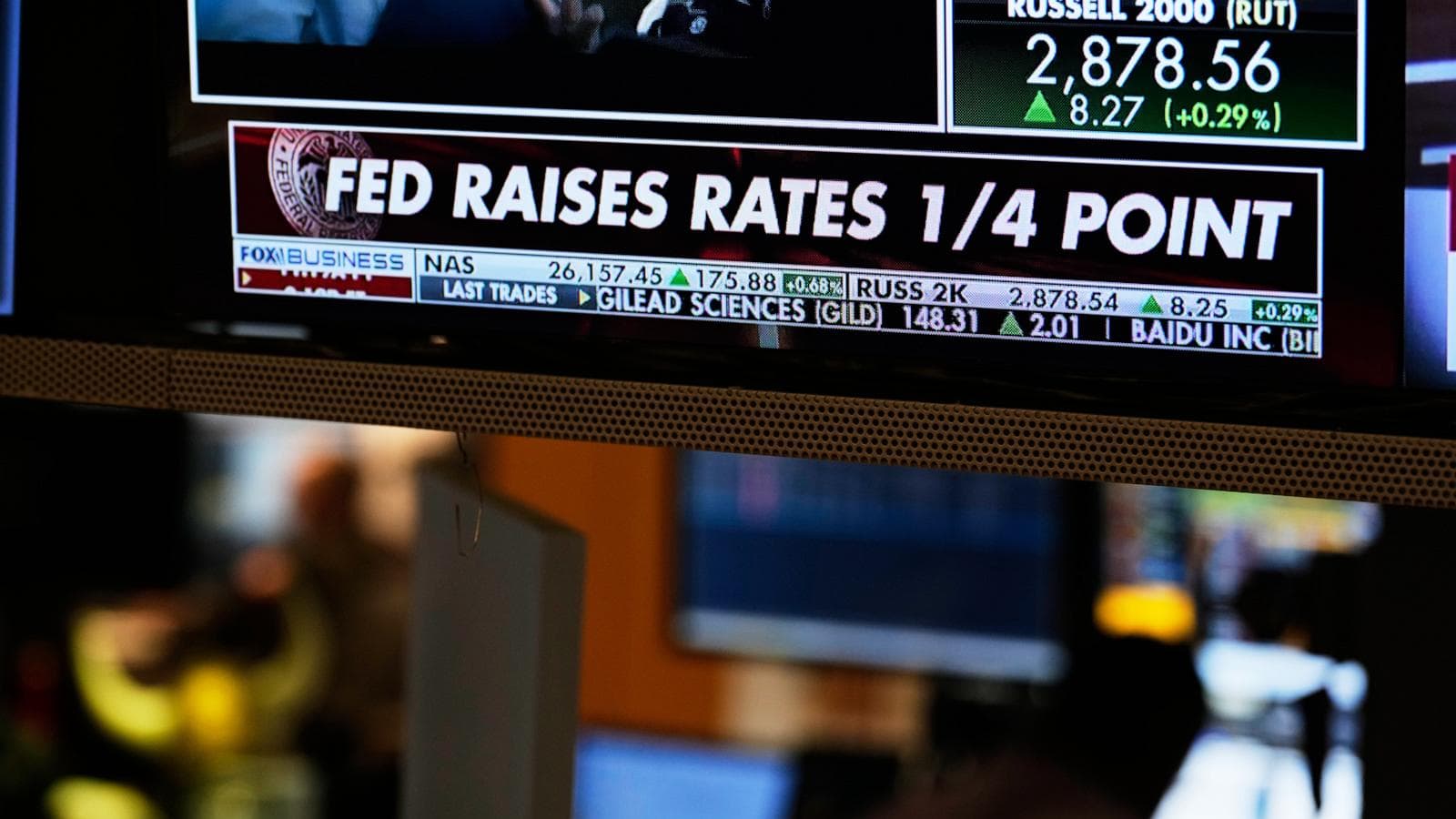 A financial market overview showing Wall Street trends and the Federal Reserve's interest rate changes.